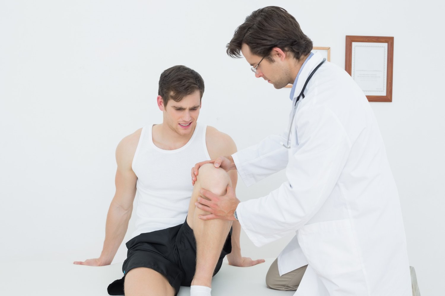 Profesional de la salud examinando la rodilla de un paciente