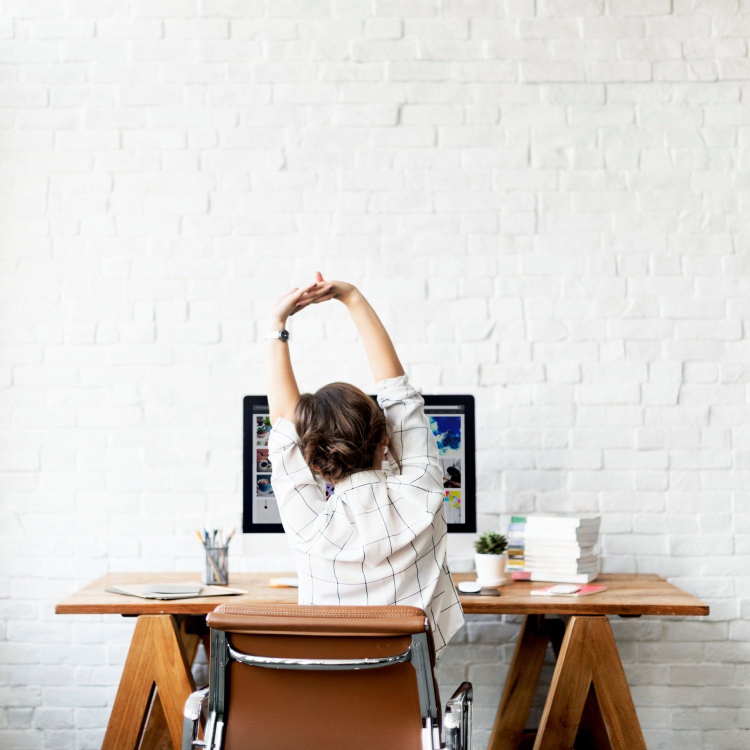 Mujer realizando estiramientos en su oficina, aliviando la rigidez
